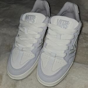 Vans Upland Low-Top Lace-Up Sneakers in Light Lavender and White